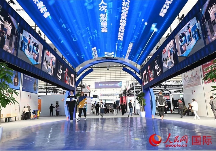 11月7日上午，2023年世界互聯(lián)網(wǎng)大會(huì)“互聯(lián)網(wǎng)之光”博覽會(huì)在浙江烏鎮(zhèn)開(kāi)幕。人民網(wǎng)記者 葉賓得攝