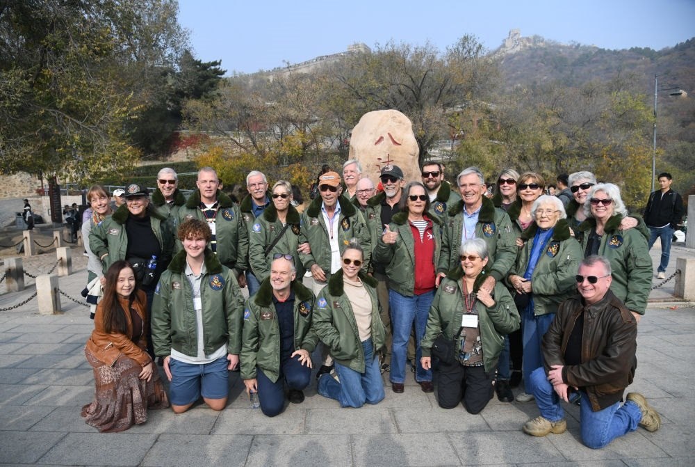 2023年10月29日，飛虎隊(duì)老兵莫耶一行人在北京八達(dá)嶺長(zhǎng)城合影留念。當(dāng)日，美中航空遺產(chǎn)基金會(huì)訪華代表團(tuán)成員陸續(xù)抵達(dá)北京。新華社記者 任超 攝