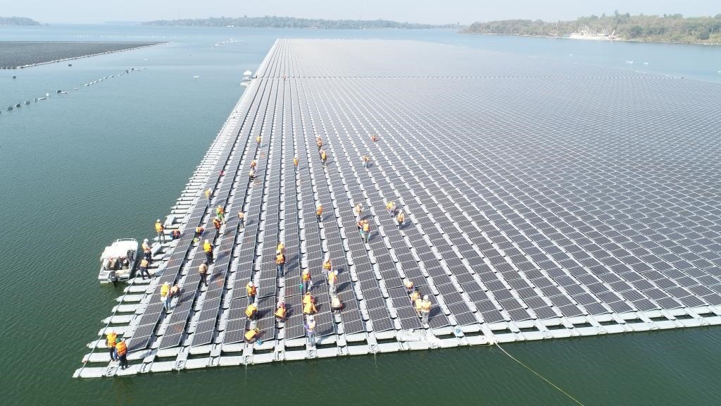 2021年1月23日，施工人員檢查泰國(guó)烏汶府詩琳通大壩綜合浮體光伏項(xiàng)目的太陽能板安裝情況。新華社發(fā)（泰國(guó)國(guó)家電力局項(xiàng)目組供圖）