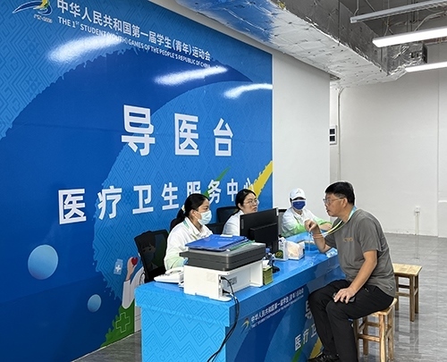 村內(nèi)住客在醫(yī)療衛(wèi)生服務(wù)中心導(dǎo)醫(yī)臺問診。人民網(wǎng)記者 歐興榮攝