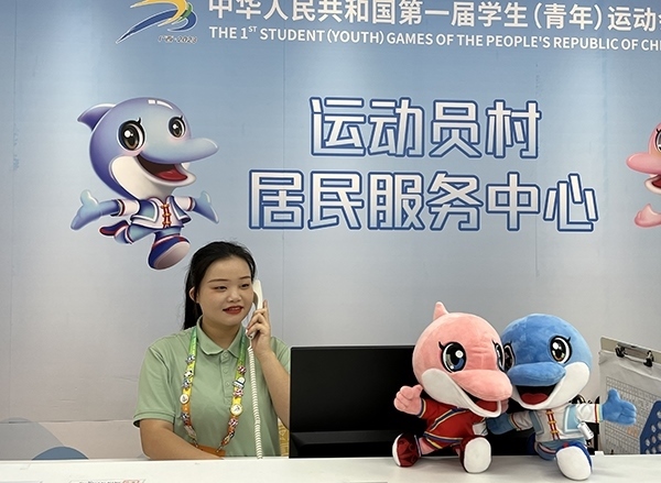 朱珊妮在接聽住宿服務(wù)中心的熱線電話。人民網(wǎng)記者 歐興榮攝