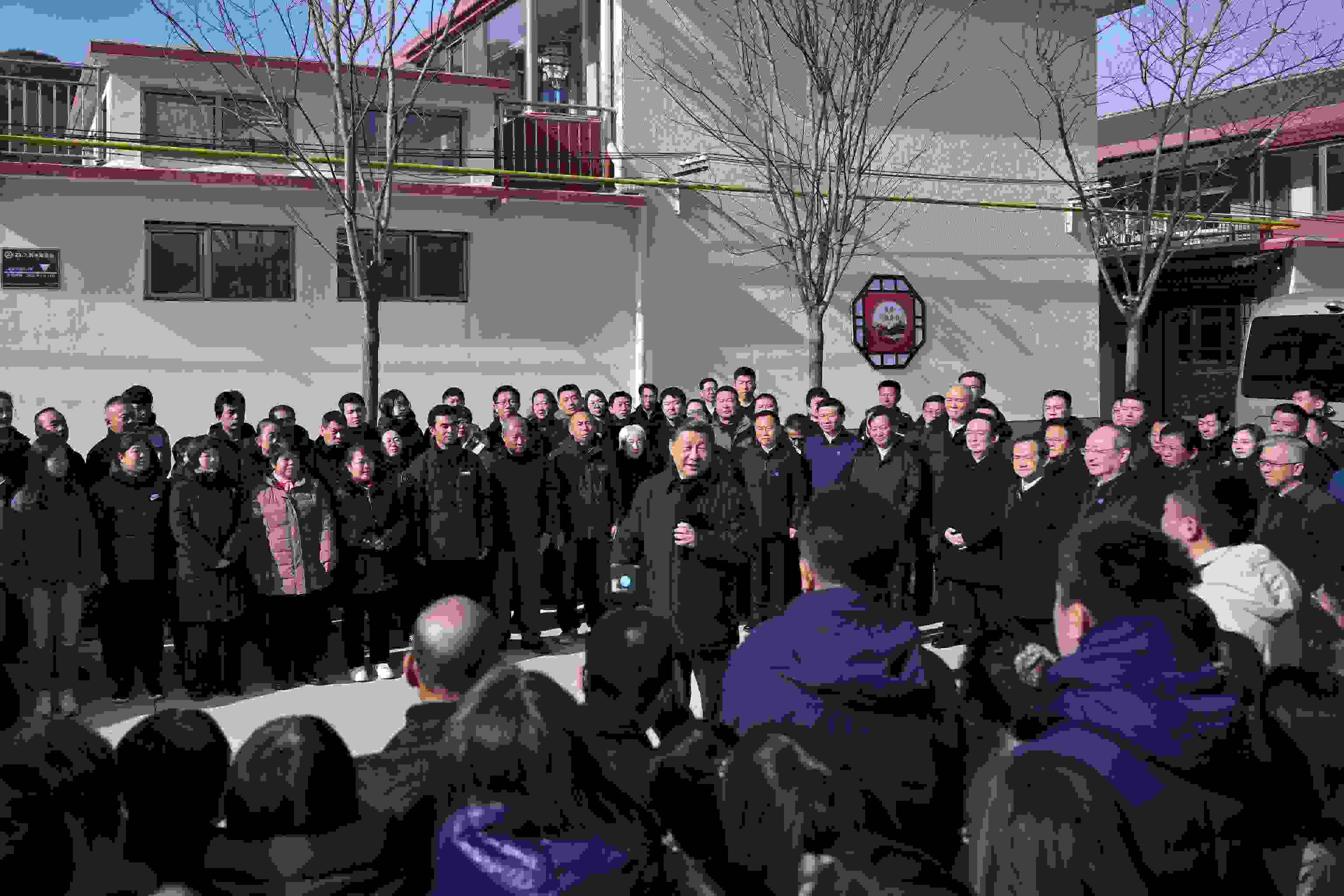 2023年11月10日，習(xí)近平總書記在北京市門頭溝區(qū)妙峰山鎮(zhèn)水峪嘴村考察時(shí)，同當(dāng)?shù)厝罕娪H切交流。