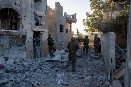 這張以色列國防軍11月12日發(fā)布的照片顯示，以軍地面部隊在加沙地帶北部開展軍事行動。新華社發(fā)