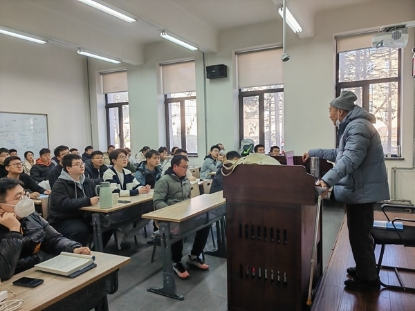 鐘萬勰院士為研究生上課。大連理工大學供圖