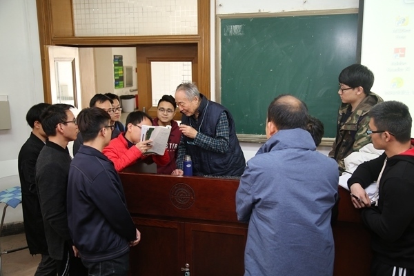 鐘萬勰院士為學生們答疑解惑。大連理工大學供圖