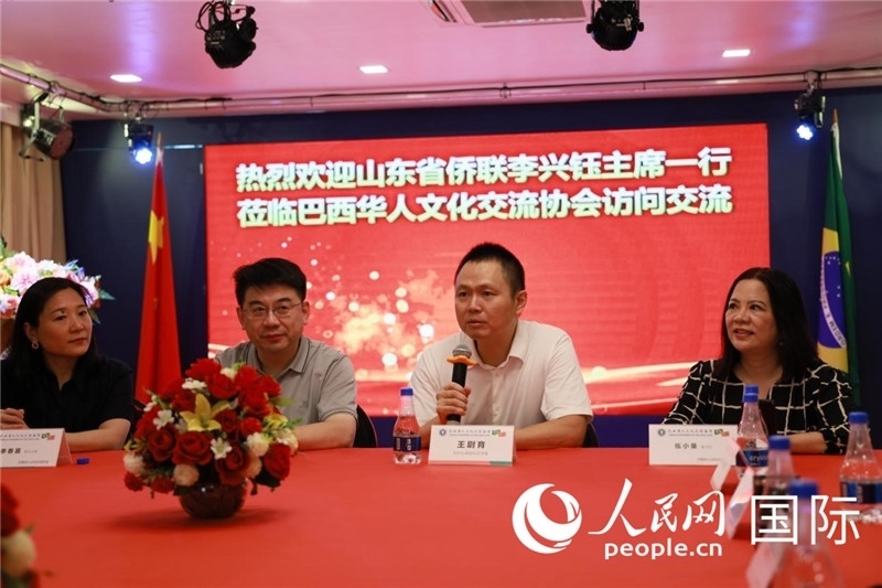 中國駐里約熱內(nèi)盧副總領(lǐng)事王尉育（右二）發(fā)表致辭。人民網(wǎng)記者宋亦然攝