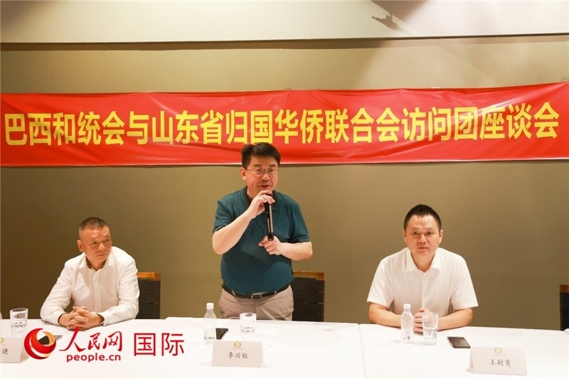 中國僑聯(lián)副主席、山東省僑聯(lián)主席李興鈺（中）在座談會上致辭。人民網記者 陳海琪攝