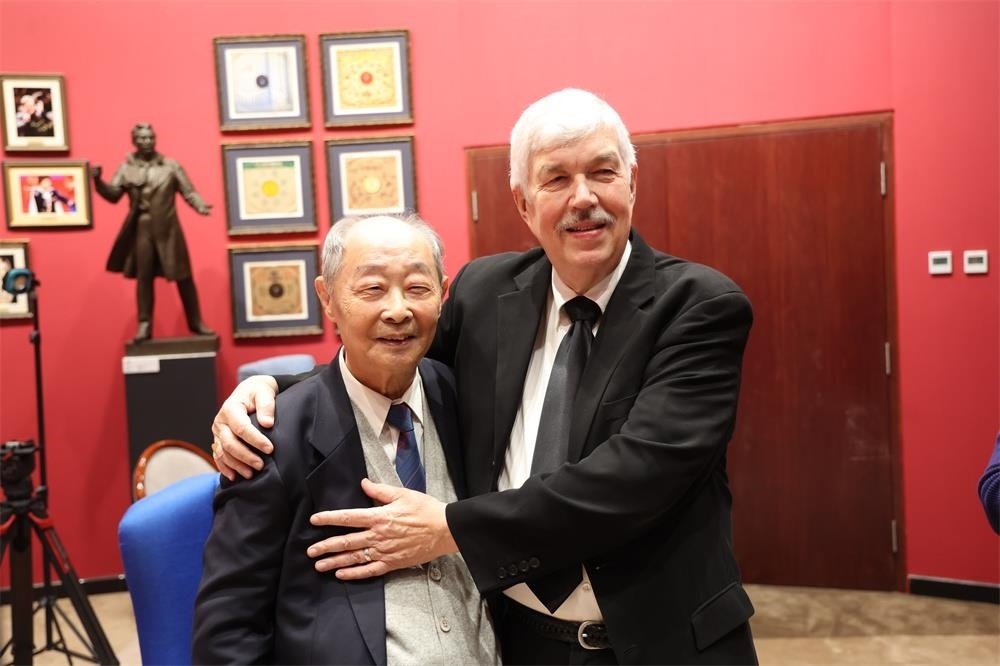 費城交響樂團小提琴演奏家戴維·布斯與原中央樂團小提琴演奏家朱信人50年后再相聚。