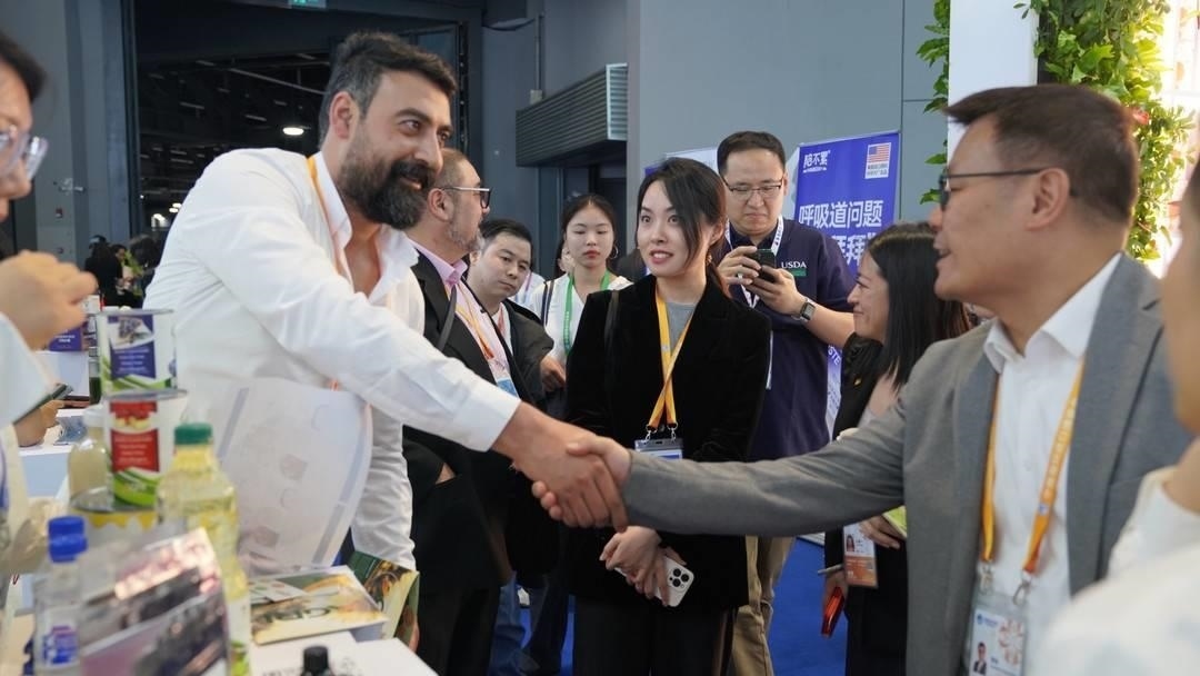 第六屆進博會上，國內(nèi)一家超市行業(yè)的客商與來自美國佐治亞州的企業(yè)展商達成初步合作意向。