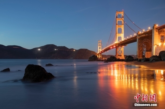當(dāng)?shù)貢r(shí)間10月29日，美國(guó)舊金山金門大橋在海浪和夜色的襯托下美如一幅畫。<a target='_blank' href='/'><p class=
