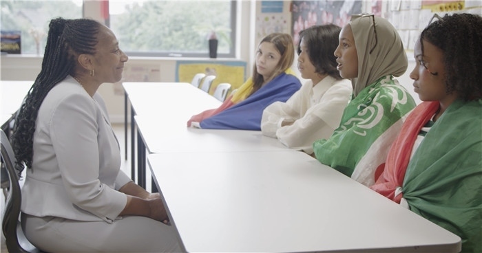 瓊·戴嵐與學(xué)生交流。帕特里克·謝德-西蒙茲攝