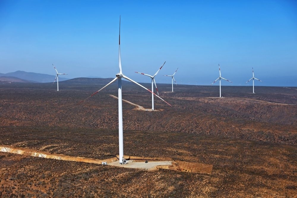 這是2023年2月14日拍攝的位于智利中部沿海的蓬塔謝拉風(fēng)電場(chǎng)。蓬塔謝拉風(fēng)電場(chǎng)是中國(guó)在智利投資建設(shè)的首個(gè)風(fēng)電場(chǎng)，2018年正式投產(chǎn)發(fā)電，可滿足13萬(wàn)戶家庭的用電需求，同時(shí)每年還能減少15.7萬(wàn)噸碳排放。