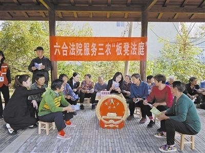  圖③：干警向附近農戶解讀相關法律法規(guī)。