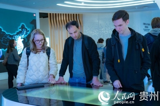 在國家大數(shù)據(jù)（貴州）綜合試驗區(qū)交流體驗中心，歐亞國家記者體驗貴州大數(shù)據(jù)應用場景。人民網(wǎng) 陽茜攝