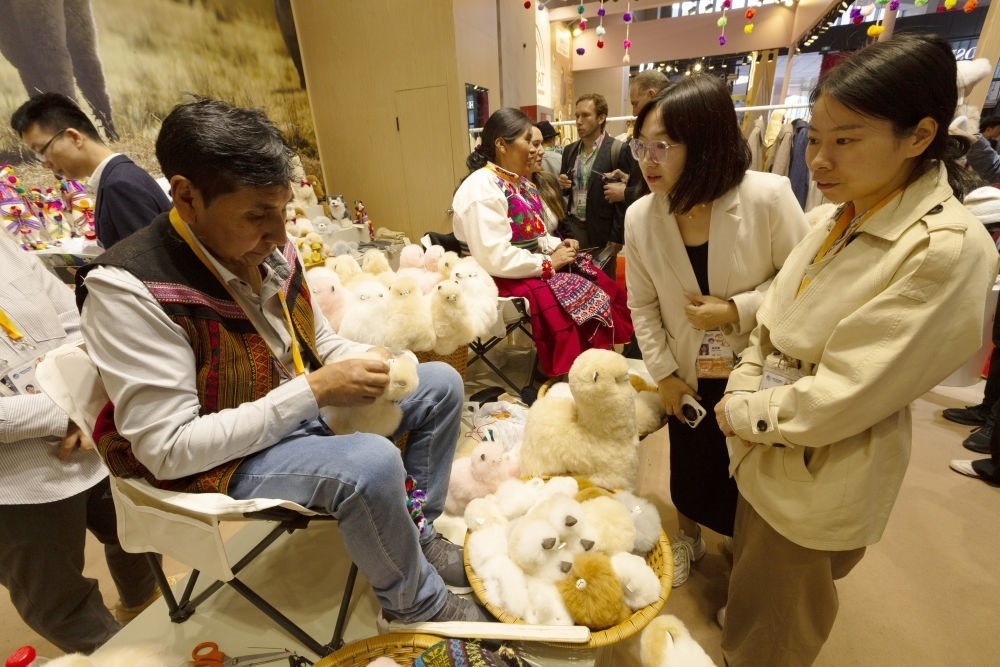 2023年11月7日，秘魯羊駝毛制品手藝人馬馬尼大叔在中國(guó)上海舉辦的第六屆進(jìn)博會(huì)上展示羊駝玩偶制作工藝。秘魯特色羊駝毛制品連續(xù)六屆在進(jìn)博會(huì)上亮相，收獲大量訂單。進(jìn)博會(huì)大舞臺(tái)讓秘魯傳統(tǒng)手藝人有了更廣闊的發(fā)展空間。