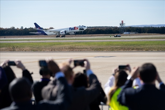 2023年11月8日，運送大熊貓的專機從美國弗吉尼亞州的華盛頓杜勒斯國際機場起飛。旅居美國的大熊貓“美香”“添添”和它們在華盛頓出生并長大的雄性幼崽“小奇跡”當天啟程返回中國。新華社記者 劉杰攝