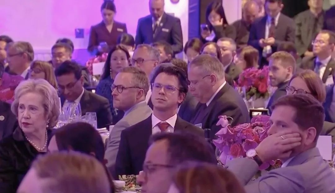 △當(dāng)?shù)貢r(shí)間11月15日晚，習(xí)近平主席在美國友好團(tuán)體聯(lián)合歡迎宴會(huì)上發(fā)表演講。圖為參加宴會(huì)的人士認(rèn)真聆聽演講。