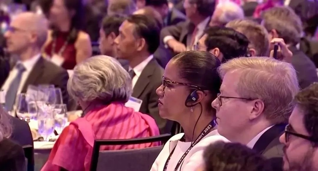 △參加宴會(huì)的人士認(rèn)真聆聽演講。