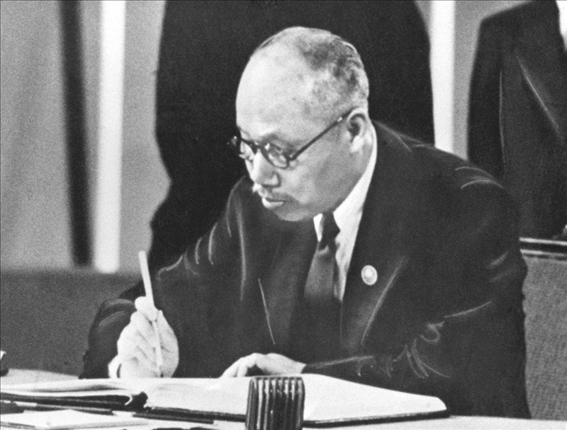 董必武在《聯(lián)合國憲章》上簽名。新華社發(fā)