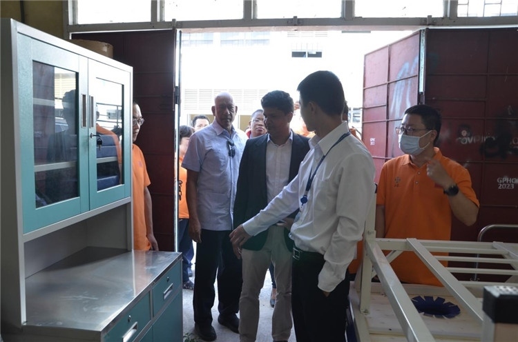 喬治敦公立醫(yī)院執(zhí)行院長接收捐贈物資。第十九期中國援圭亞那醫(yī)療隊供圖