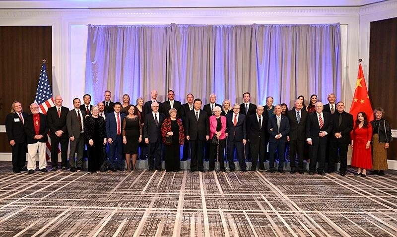 △當?shù)貢r間11月15日晚，習近平主席在美國舊金山出席美國友好團體聯(lián)合舉行的歡迎宴會。這是宴會開始前，習近平主席同友好人士代表親切交談并合影留念。