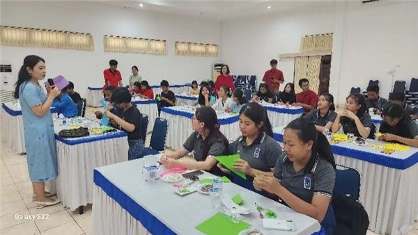 巴陵康孔子學(xué)院中方院長朱敏霞講解中國的二十四節(jié)氣。主辦方供圖