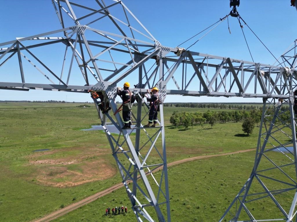 這是2023年11月15日拍攝的位于烏拉圭派桑杜省烏拉圭500千伏輸變電環(huán)網(wǎng)閉合項(xiàng)目施工現(xiàn)場(chǎng)。