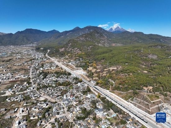 11月25日在麗江市境內拍攝的即將開通的麗香鐵路（無人機照片）。