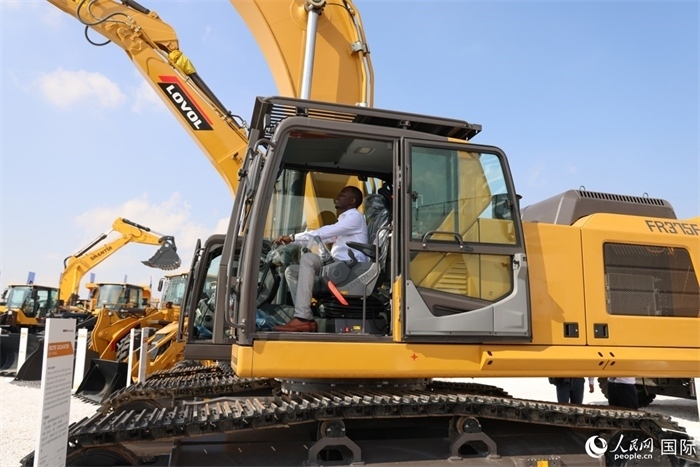 嘉賓參觀體驗(yàn)山東重工產(chǎn)品。人民網(wǎng)記者 任皓宇攝