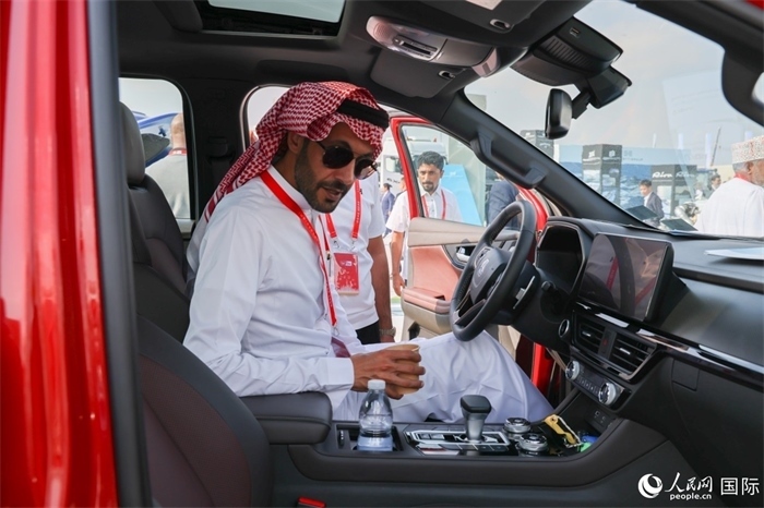 嘉賓參觀體驗(yàn)山東重工產(chǎn)品。人民網(wǎng)記者 任皓宇攝