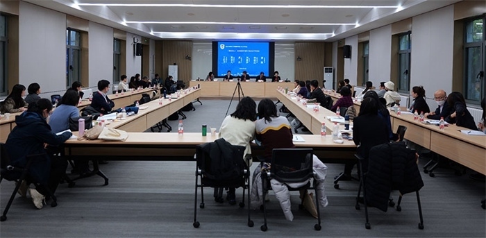 “區(qū)域國(guó)別學(xué)視角下的日語(yǔ)學(xué)科建設(shè)”圓桌論壇現(xiàn)場(chǎng)。主辦方供圖