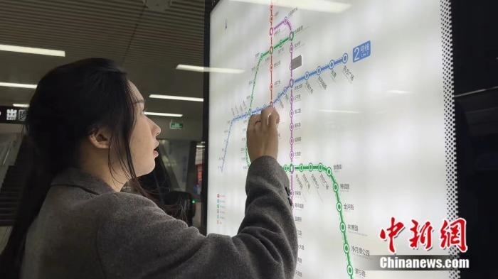 李佳夢正在坐地鐵。呂盛楠 攝