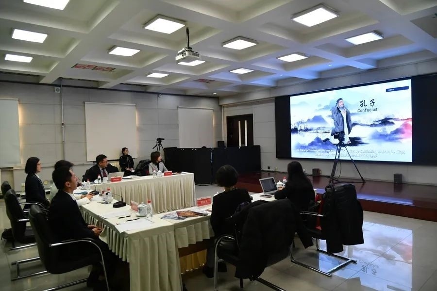 與會嘉賓觀看由美洲中心策劃制作的“一帶一路”主題視頻節(jié)目《習語用典——大道不孤 眾行致遠》。