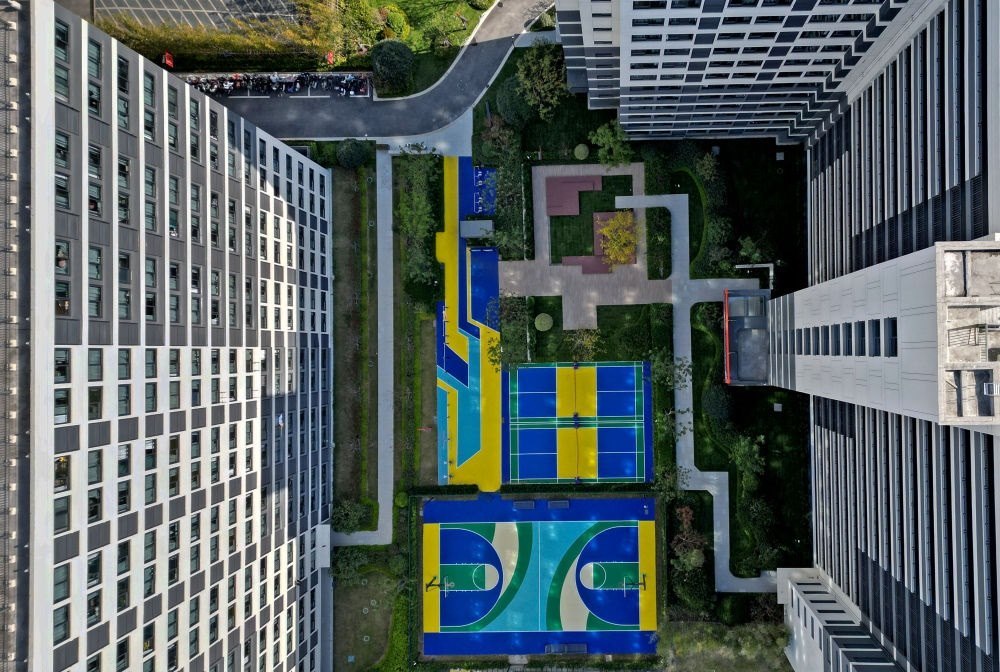 社區(qū)內(nèi)的運(yùn)動(dòng)場地設(shè)施（無人機(jī)照片）。