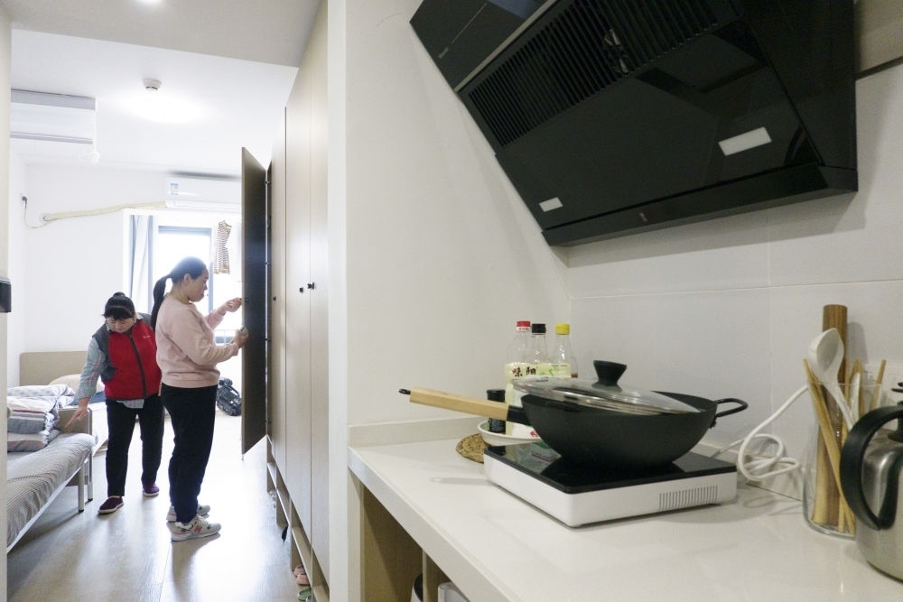 住戶在閔行區(qū)新時(shí)代城市建設(shè)者管理者之家收拾房間。