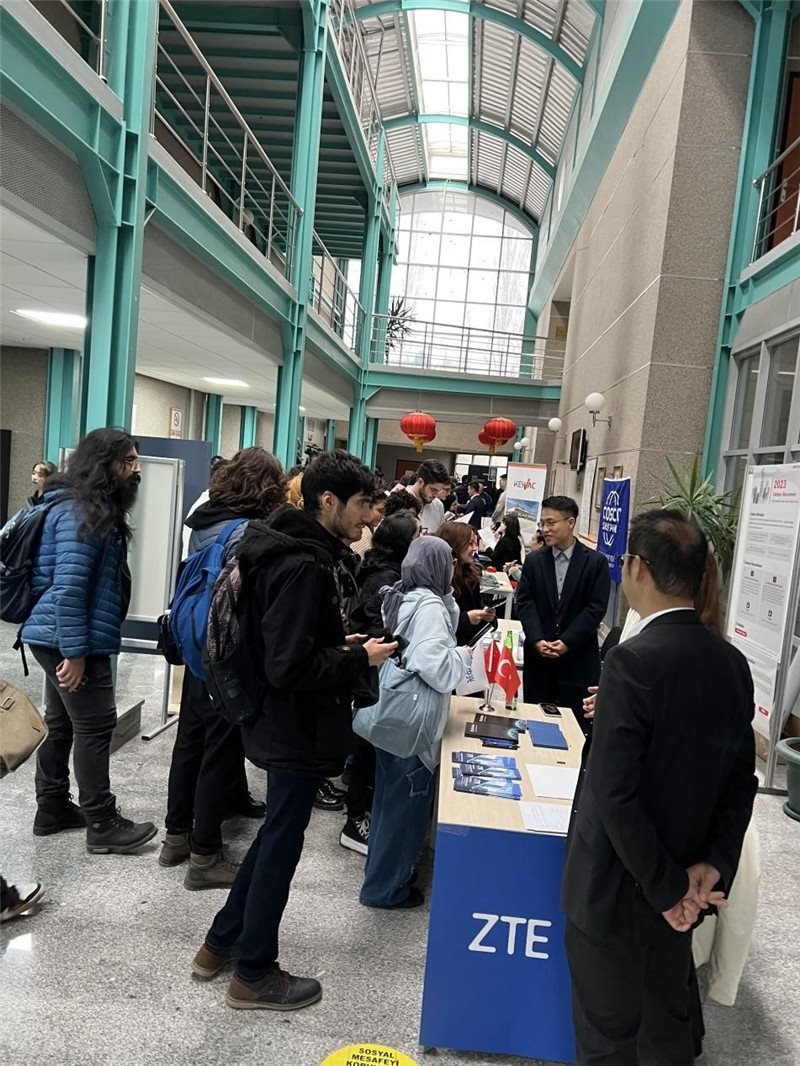 土耳其大學(xué)生在中企展臺交流。主辦方供圖