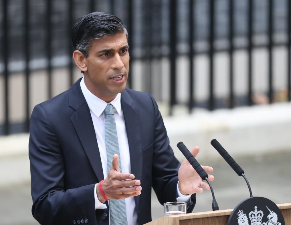 2022年10月25日，里希·蘇納克在英國倫敦唐寧街10號首相府前發(fā)表講話。新華社記者李穎攝