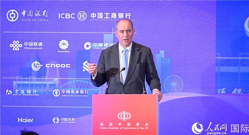 英國商業(yè)貿(mào)易部國務(wù)大臣（投資大臣）多米尼克·約翰遜與會。人民網(wǎng) 郭錦標(biāo)攝