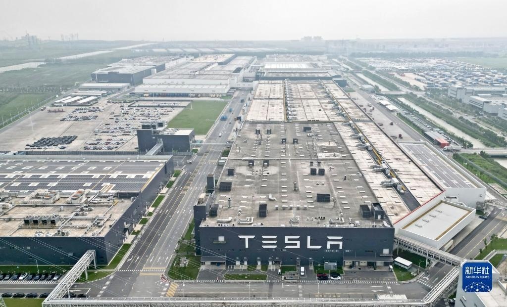 這是在中國（上海）自由貿(mào)易試驗區(qū)臨港新片區(qū)拍攝的特斯拉上海超級工廠（2023年9月26日攝，無人機照片）。新華社記者 劉穎 攝