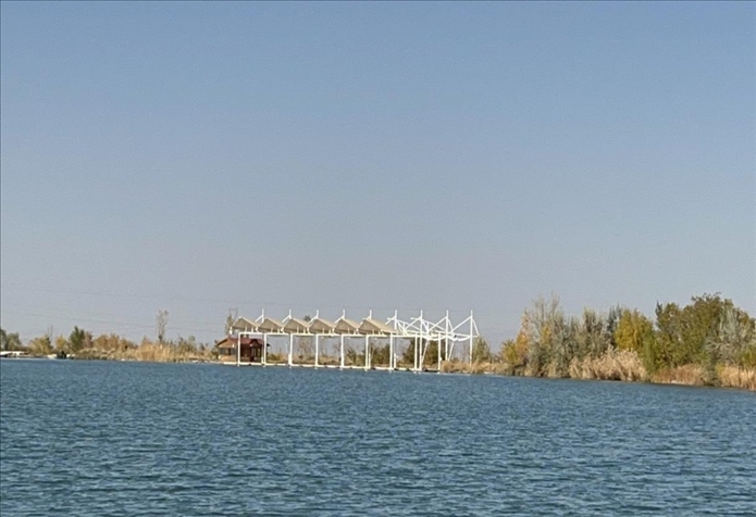 2023年11月1日，督察組拍攝到弱水花海景區(qū)建有人工湖及水上游樂設(shè)施。（中央第四生態(tài)環(huán)境保護(hù)督察組供圖）