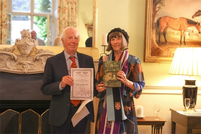 艾倫·麥克法蘭教授為漢密爾頓頒發(fā)文學類終身成就獎。雨珊攝