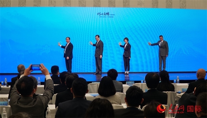 嘉賓共同啟動“何以文明”日本特展體驗(yàn)暨2024年總臺春晚宣介區(qū)。人民網(wǎng) 蔣曉辰攝