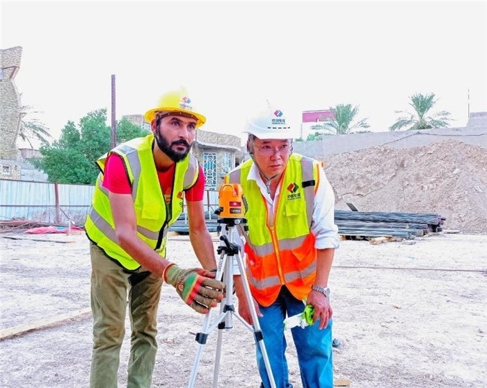 中伊工人在施工中。中國電建供圖