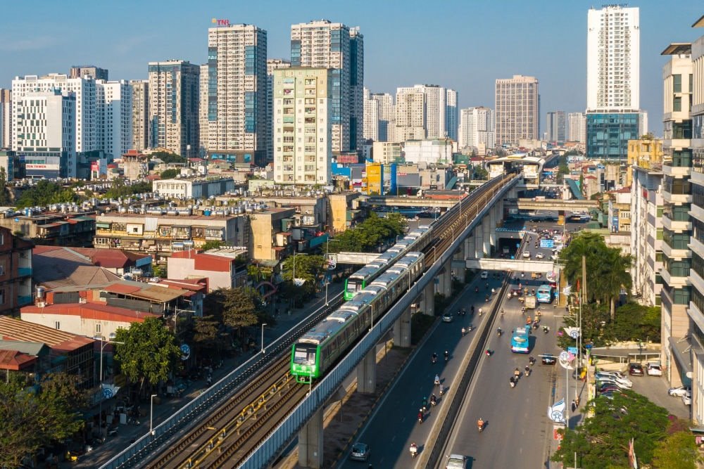 2021年12月1日，在越南首都河內(nèi)，列車在吉靈-河?xùn)|輕軌線上行駛。新華社發(fā)（中鐵六局河內(nèi)輕軌項(xiàng)目部供圖）