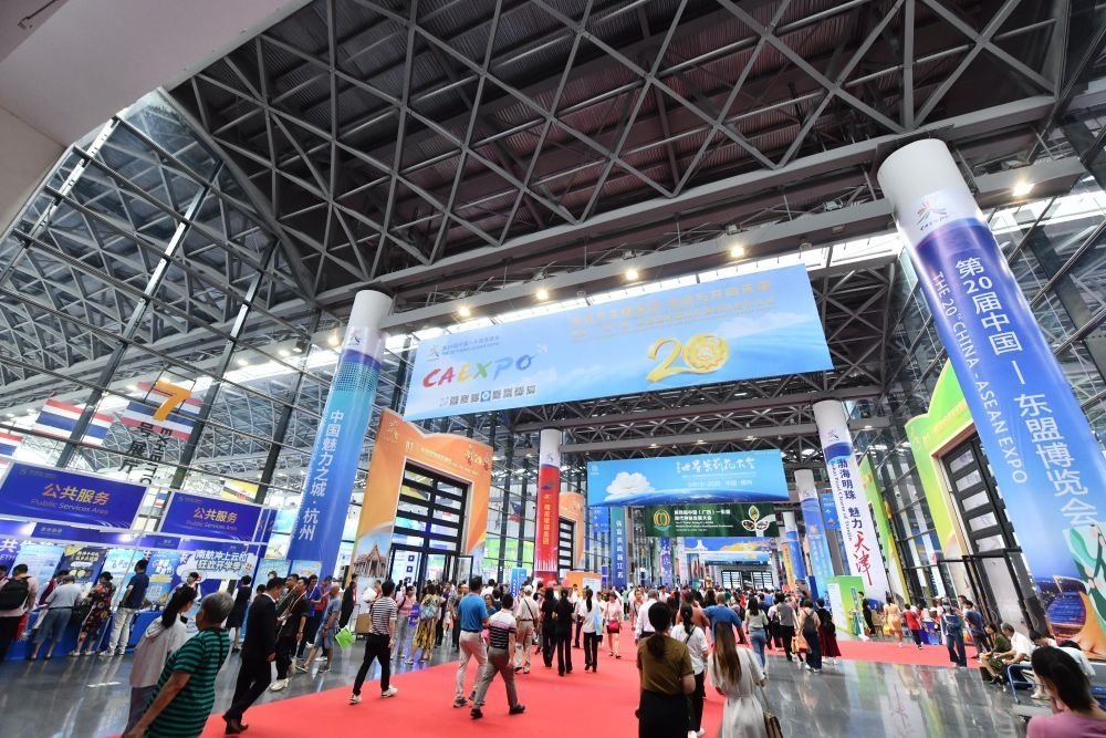 2023年9月18日，參觀者在第二十屆中國—東盟博覽會(huì)東盟商品展區(qū)選購商品。新華社記者 黃孝邦 攝