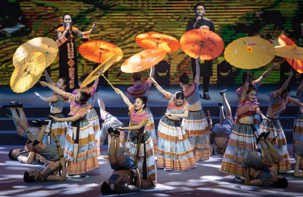2023年1月18日，以“同心筑厚誼 攜手共發(fā)展”為主題的2023年中越跨國春節(jié)聯(lián)歡晚會(huì)在云南省紅河哈尼族彝族自治州河口瑤族自治縣舉行，越南老街省民族藝術(shù)歌舞團(tuán)的演員在晚會(huì)上表演歌舞《漂浮在云端的節(jié)日》。新華社記者 胡超 攝