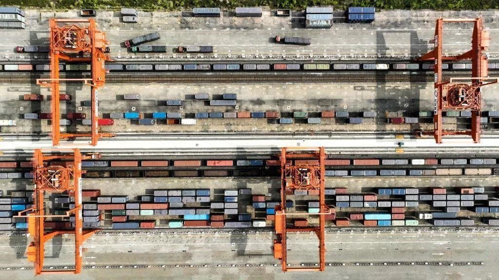 △2023年11月12日，火車在廣西欽州港碼頭裝運集裝箱。