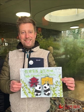 特別從法國趕來送別“夢想”“夢圓”的專業(yè)級(jí)熊貓粉絲 Pouille先生和此次征集的兒童作品。人民網(wǎng)記者 徐馨攝