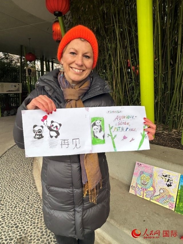 桑德拉和德國小朋友們的作品。右圖寫著“祝福好運(yùn)，再見 Pit和Paule（“夢想”“夢圓”的德語名字）”。人民網(wǎng)記者 徐馨攝