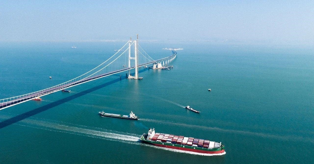 △2023年11月28日，國家重大工程深中通道海底沉管隧道貫通。